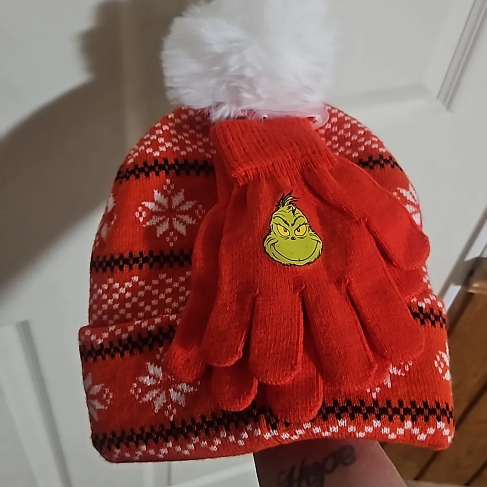 DR SEUSS THE GRINCH TWO PIECE SET: HAT/GLOVES: NEW WITH TAGS: YOUTH ONE SIZE
